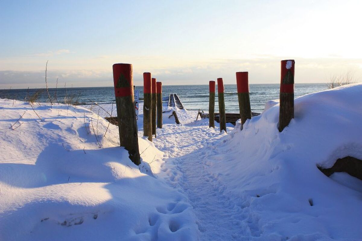 Schneebedeckter Strandaufgang auf der Insel Fehmarn in der Ostsee