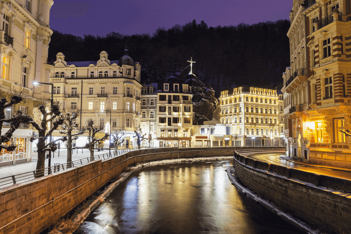 Schneebedecktes Karlsbad - Kurort Karlovy Vary in Tschechien