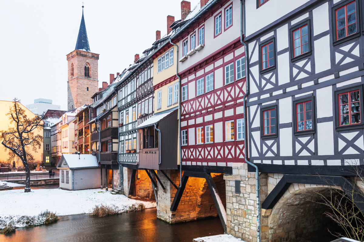 Die schneebedeckte Krämerbrücke in Erfurt in Thüringen