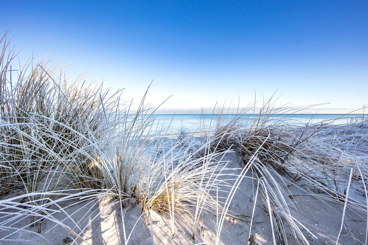 Schneebedeckter Strandaufgang am Timmendorfer Strand