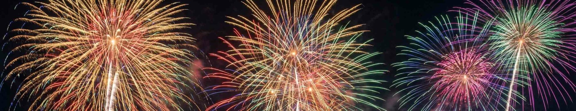 Silvester Nachthimmel mit buntem Feuerwerk